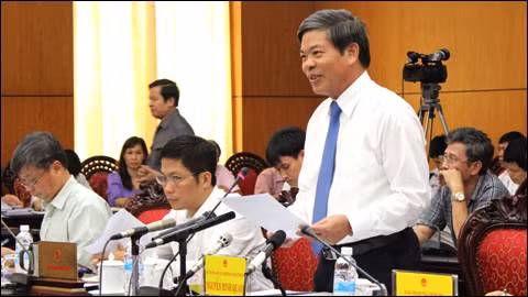 Bộ trưởng Nguyễn Minh Quang cho biết, đang nỗ lực hoàn thành chỉ tiêu cấp giấy chứng nhận quyền sử dụng đất, nhưng nếu địa phương làm chậm thì bộ cũng không có cách nào. Bộ trưởng Nguyễn Minh Quang cho biết, đang nỗ lực hoàn thành chỉ tiêu cấp giấy chứng nhận quyền sử dụng đất, nhưng nếu địa phương làm chậm thì bộ cũng không có cách nào.