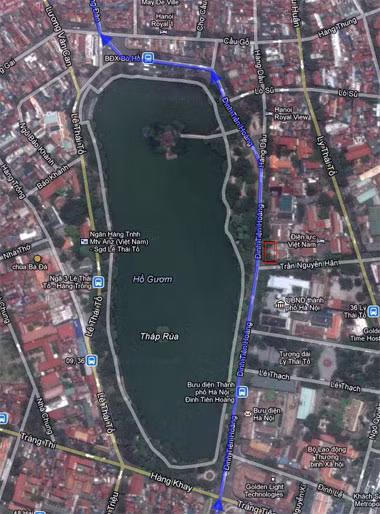 Dự kiến đường đi của tuyến metro chạy qua hồ Gươm. Ga C9 sẽ nằm cạnh ngã ba Trần Nguyên Hãn - Đinh Tiên Hoàng. Ảnh: Google Maps. Dự kiến đường đi của tuyến metro chạy qua hồ Gươm. Ga C9 sẽ nằm cạnh ngã ba Trần Nguyên Hãn - Đinh Tiên Hoàng. Ảnh: Google Maps.