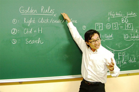 Tiến sĩ Nguyễn Bá Hải giảng dạy trong lớp học. Tiến sĩ Nguyễn Bá Hải giảng dạy trong lớp học.