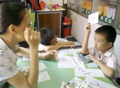 Bạn Ngọc Hân đang hướng dẫn một học sinh tập đọc. Bạn Ngọc Hân đang hướng dẫn một học sinh tập đọc.