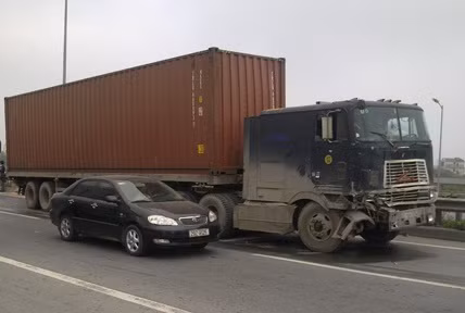 Sau khi húc vào xe tải, chiếc xe này lao cả vào Thiếu úy Ngọc. Sau khi húc vào xe tải, chiếc xe này lao cả vào Thiếu úy Ngọc.