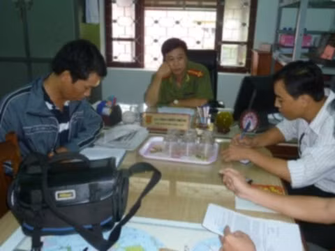 Cơ quan điều tra công bố việc bắt giữa đường dây làm bằng giả qui mô lớn với báo chí. Cơ quan điều tra công bố việc bắt giữa đường dây làm bằng giả qui mô lớn với báo chí.