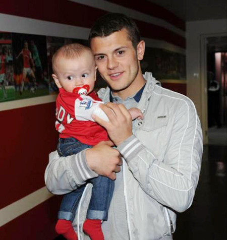 Cậu bé được ông bố đặt tên là Archie Jack Wilshere. Archie là thuật ngữ thường dùng trong quân đội mang nghĩa “Súng cao xạ”. Một cái tên rất… Pháo thủ.