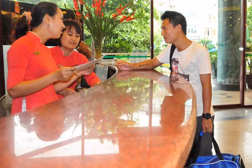 Danh sách 24 tuyển thủ tập trung ĐTQG: Thủ môn: Thanh Bình (SHB Đà Nẵng), Hồng Sơn (Hà Nội T&T), Tấn Trường (Sài Gòn XT). Hậu vệ: Quốc Long, Văn Biển (Hà Nội T&T), Chí Công (B.Bình Dương), Việt Cường (Navibank SG), Đình Luật, Minh Đức (Sài Gòn XT), Đình Đồng (SL Nghệ An), Gia Từ (V. Ninh Bình), Đào Văn Phong (K. Khánh Hòa). Tiền vệ: Trọng Hoàng, Văn Bình (SL Nghệ An), Tấn Tài (K.Khánh Hòa), Thanh Hưng, Nguyên Sa, Quốc Anh (SHB Đà Nẵng), Thành Lương (CLBBĐ Hà Nội), Văn Quyết, Sỹ Cường, Ngọc Duy (Hà Nội T&T), Vũ Phong (B. Bình Dương). Tiền đạo: Quang Hải (Navibank SG), Công Vinh (CLBBĐ Hà Nội), Việt Thắng (B. Bình Dương).