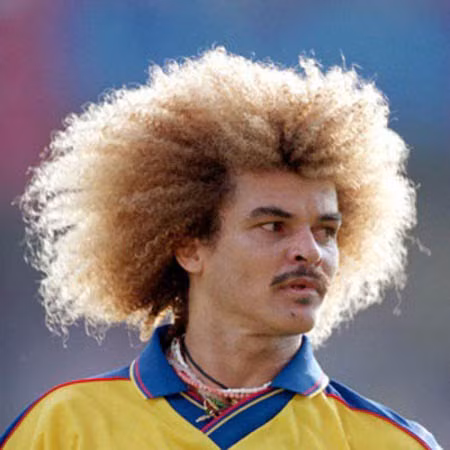 Cựu cầu thủ bóng đá Colombia, Carlos Valderrama với mái tóc xù.