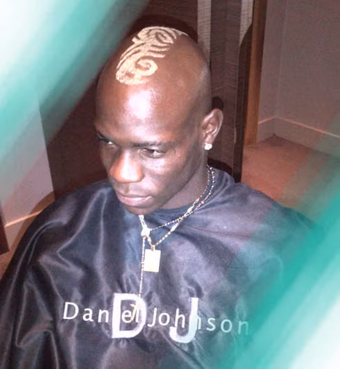 Kiểu đầu Mohican cách điệu của Balotelli.