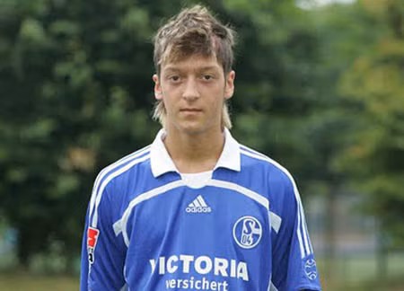 Ozil cũng từng để kiểu tóc khá độc đáo.