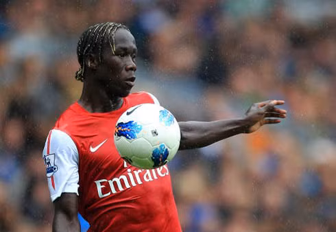 Hậu vệ Sagna của Arsenal có kiểu tóc khá độc.