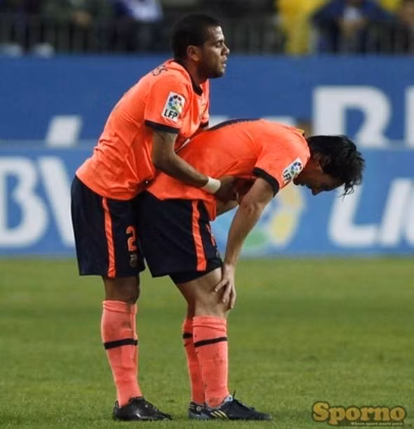 Daniel Alves đang "phê" đồng đội chăng?