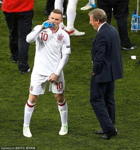 Rooney vừa "tự sướng" vừa nghe thầy chỉ đạo.