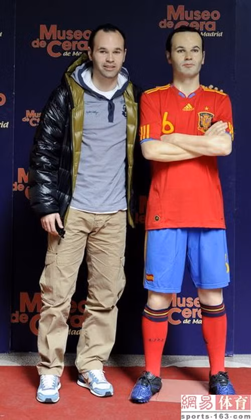Iniesta đứng bên cạnh bức tượng sáp của mình. Iniesta đứng bên cạnh bức tượng sáp của mình.