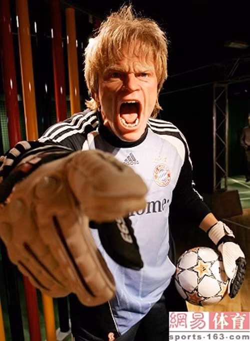 Bức tượng sáp của thủ môn người Đức, Oliver Kahn đúng như tính cách của anh. Bức tượng sáp của thủ môn người Đức, Oliver Kahn đúng như tính cách của anh.