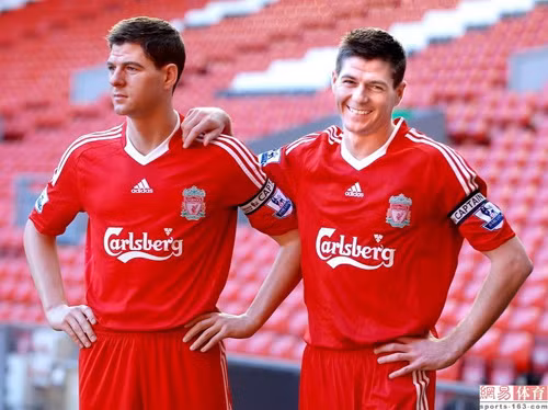 Steven Gerrard và bức tượng sáp giống nhau như thật. Steven Gerrard và bức tượng sáp giống nhau như thật.