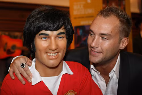 Chắc hẳn con trai huyền thoại George Best sẽ vô cùng thích thú khi nhìn thấy bức tượng sáp của cha mình lại trông giống như ông hoàng nhạc Rock “n Roll, Elvis Presley. Chắc hẳn con trai huyền thoại George Best sẽ vô cùng thích thú khi nhìn thấy bức tượng sáp của cha mình lại trông giống như ông hoàng nhạc Rock “n Roll, Elvis Presley.