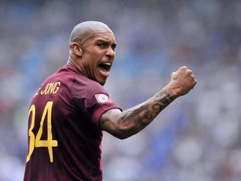 TA LÀ DE JONG… và lối chơi thô bạo đó của quái thú De Jong được biếm họa qua những bức ảnh tiếp theo…