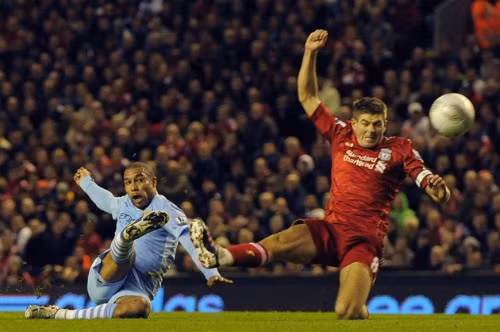 Khuôn mặt dữ dằn của cựu tiền vệ Man City.