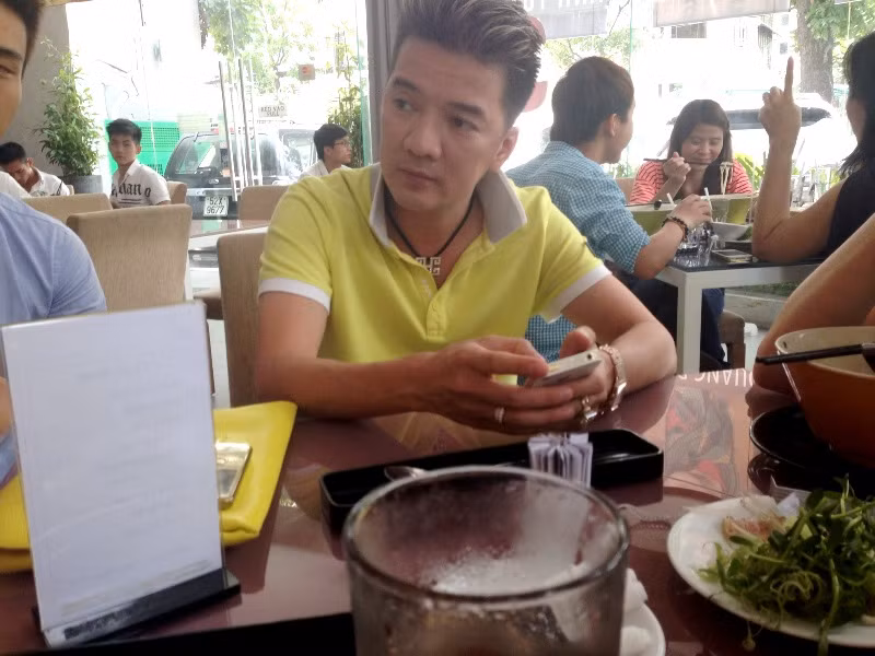 Trong khi chờ đợi đến giờ họp báo, Mr Đàm không hề ngưng sử dụng điện thoại.