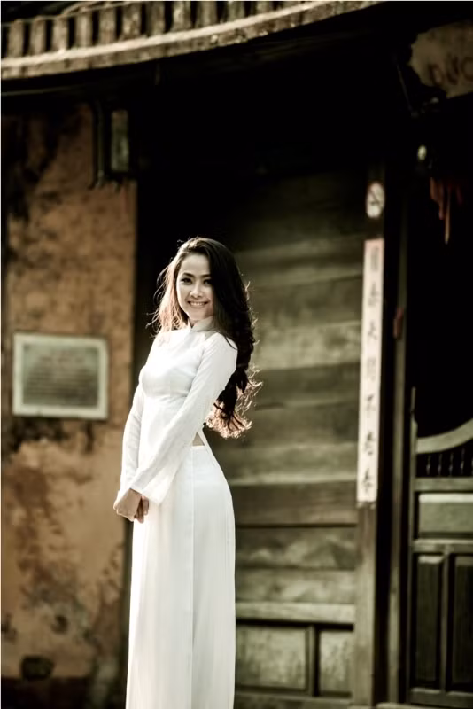 Nhiều du khách đã ngỡ Nhã Uyên là một nữ sinh, thướt tha giữa những con phố cổ hẹp của thành phố Hội An.