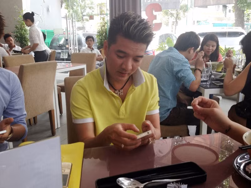 Gần như Mr Đàm quá say mê, quên mất mọi người xung quanh.