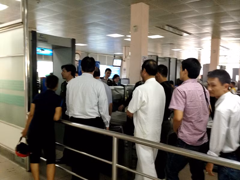 Trong lúc bước, ông Khai rất chú ý đến việc che giấu chiếc còng số 8 đang nằm trên tau mình trước mắt mọi người.