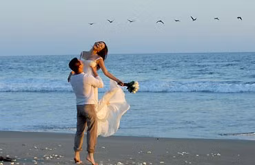 Người tình đầu tiên khi còn trong vòng tay âu yếm...