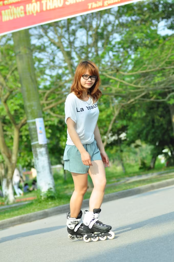 Tôi là một người năng động. Tôi yêu thể thao, ca hát và múa. Tôi đặc biệt thích trượt pa-tin và tôi đang cố gắng tập luyện để có thể thi đấu trong nước. Tôi rất muốn làm quen với các bạn có cùng niềm đam mê pa-tin giống tôi.