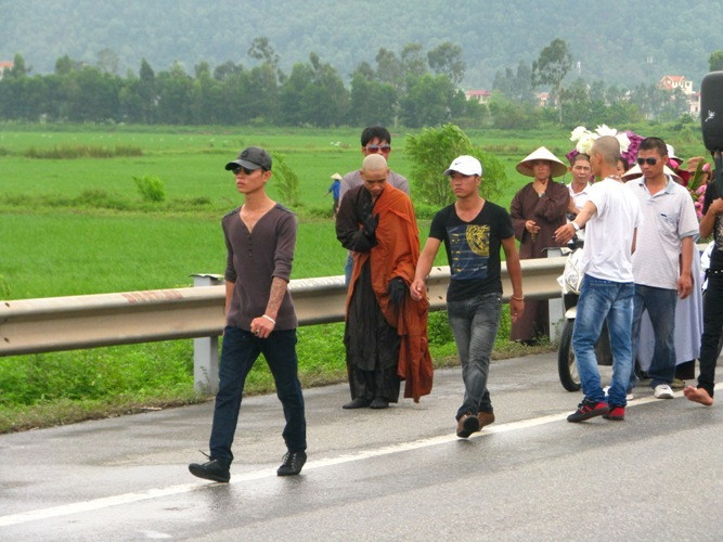 1. Diễn biến nóng hành trình "đi một bước, lạy một lạy" Người thực hiện cuộc hành trình “nhất bộ nhất bái” là Đại đức Thích Tâm Mẫn, thế danh Lê Minh, quê ở Quảng Nam. Đại đức sinh năm 1977, xuất gia năm 2004 tại chùa Hoằng Pháp, TP.HCM. (xem chi tiết chùm ảnh)