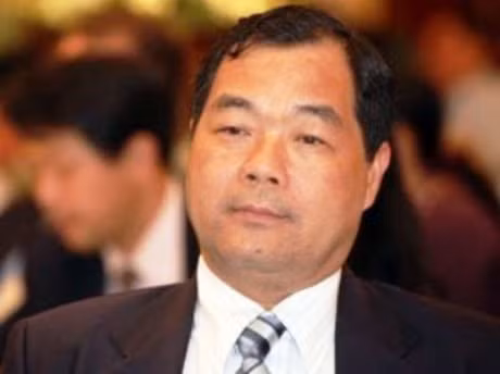 "Đây là tin đồn thất thiệt, hoàn toàn thất thiệt, rằng tôi bị công an mời hay bị công an bắt, cái này chưa hề có. Ngày hôm nay sẵn dịp được các cơ quan báo đài, truyền hình hỏi thăm về tôi, tôi rất cám ơn. Tôi khẳng định là tôi chưa hề bị công an mời, bị hỏi thăm hay gì cả. Tất cả đều là tin thất thiệt.Riêng về hoạt động của hệ thống ngân hàng, Thống đốc Ngân hàng Nhà nước đã khẳng định sẽ không để hệ thống hệ thống ngân hàng lâm vào khó khăn, nhất là về thanh khoản", ông Trầm Bê nói. Ông Trầm Bê cũng khẳng định: Trước những tin đồn thất thiệt, Sacombank không có ảnh hưởng một chút nào cả.