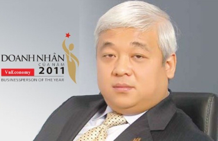 5. Những bí ẩn phía sau danh vị "đại gia" của Bầu Kiên Không thể phủ nhận, cái uy của bầu Kiên quá lớn, giới bóng đá còn nhắc nhau câu chuyện ông bầu này từng thẳng thừng tuyên bố “cầu thủ của tôi chỉ có thể đi nếu tôi cho phép, tôi không nhất trí thì đố ai đi đội khác được”. Các đội bóng cũng rất nể bầu Kiên, gần như không ai dám đi đêm, rút ruột lực lượng đội bóng của ông. (xem chi tiết chùm ảnh)