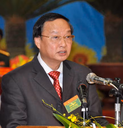 Tại đây, ông Tô Huy Rứa, Ủy viên Bộ Chính trị, Trưởng ban Tổ chức Trung ương, cho biết Bộ Chính trị đã thống nhất cao nhiều công việc hệ trọng. Thứ nhất, từng vị trong Bộ Chính trị, Ban Bí thư căn cứ vào ý kiến đóng góp của các thành viên khác và kết luận bước đầu của Bộ Chính trị để hoàn thiện, bổ sung và nâng cao chất lượng báo cáo kiểm điểm của mình, trên tinh thần nghiêm khắc, thẳng thắn, cầu thị, tiếp thu tối đa ý kiến đóng góp của các tập thể, cá nhân đương chức và nghỉ hưu. Báo cáo này vừa để trình với trung ương, vừa làm gương cho cấp dưới và là kinh nghiệm cho khóa sau. Thứ hai, giao Văn phòng Trung ương và các cơ quan hữu quan nghiên cứu đầy đủ, thận trọng các ý kiến thảo luận của Bộ Chính trị, Ban Bí thư, trên cơ sở đó hoàn chỉnh, bổ sung, nâng cao chất lượng báo cáo kiểm điểm của tập thể Bộ Chính trị, Ban Bí thư. Văn phòng Trung ương cũng chuẩn bị bản giải trình, tiếp thu các ý kiến đóng góp của các cá nhân, cấp ủy với tập thể Bộ Chính trị, Ban Bí thư.