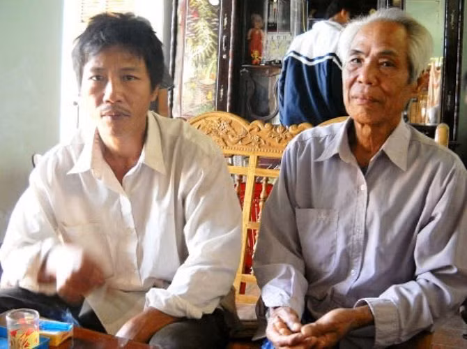 Ông Thái cho biết, chữa rắn cắn bằng ống nứa và cau trầu là nghề gia truyền bao đời nay của gia đình ông. Mẹ ông là cụ bà Bùi Thị Thao, chính là người tìm ra phương pháp chữa rắn cắn kỳ lạ này. Chính cụ Thao đã cứu sống rất nhiều người bằng cách chữa trị này. Sau khi cụ qua đời đã truyền lại cho ông kèm theo lời dặn: “Để trở thành một lương y tốt là việc rất khó, con phải biết trân trọng nghề để tận tâm cứu chữa người bệnh”. Thừa hưởng bí quyết được mẹ truyền lại cho, ông Thái đã vận dụng nó cứu sống hàng trăm người thoát khỏi lưỡi hái của tử thần. Nói rồi ông thắp hương khấn vái bàn thờ tổ tiên xin lấy vật dùng để chữa rắn cắn cho tôi xem.