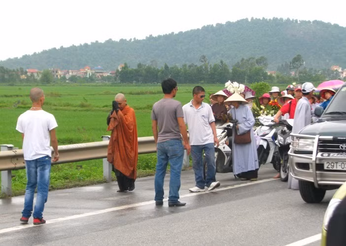 Dòng Phật tử nối đuôi nhau đi phía sau nhà sư để tỏ lòng thành kính. Xung quanh Đại đức Thích Tâm Mẫn có nhiều người mặc thường phục, đầu cạo trọc tháp tùng. Theo chứng kiến của phóng viên, người dân hiếu kỳ ở địa phương phải đứng cách xa nhà sư ít nhất 100m về phía trước. Bất kì ai đến gần đều bị một số người có gương mặt bặm trợn đánh đuổi bằng nắm đấm và dùi cui.