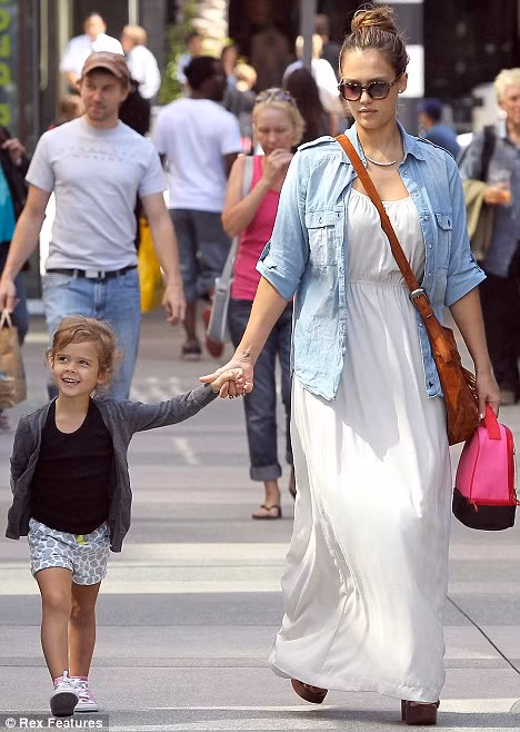 Jessica Alba đưa con ra ngoài cuối tuần vừa qua trong bộ váy maxi trắng