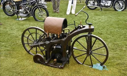 Daimler Reitwagen 1885: Reitwagen là một trong những mẫu xe máy đầu tiên trên thế giới được chế tạo với sự kết hợp giữa gỗ và kim loại. Chiếc xe có 4 bánh riêng biệt, trong đó hai bánh có tác dụng giữ thăng bằng cho xe, 2 bánh còn lại đảm nhiệm vai trò truyền động.