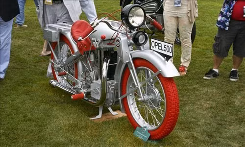 Opel Motoclub 500 1930: Chỉ trong vòng 2 năm tách ra khỏi General Motor, năm 1930, Opel đã trở thành công ty sản xuất xe hơi lớn nhất của Đức và đây cũng là thời điểm họ cho ra mắt chiếc Motoclub 500. Mẫu xế nổ này thừa hưởng những yếu tố được Opel đúc rút trong suốt 29 năm kinh nghiệm của công ty, thiết kế của xe có nhiều nét nổi bật như: yên xe làm từ đệm không khí, bình xăng thiết kế hiện đại, khung xe được chế tạo từ loại thép chất lượng cao…