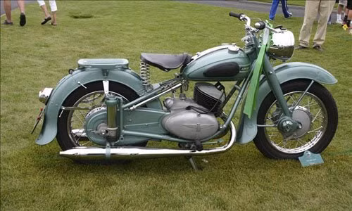 Adler M250 1953: Được phát triển dựa trên M200, Adler M250 có kiểu dáng đẹp mắt, kích thước lớn và mạnh mẽ. Vào năm 1953, khi vừa mới xuất hiện trên thị trường, Adler M250 đã lập tức thu hút sự quan tâm của những người yêu xe bởi hình thức cũng như khả năng vận hành êm ái. Chiếc M250 độ đầu tiên được điều khiển bởi tay đua Hans Hallmeier và đây chính là dấu mốc cho sự phát triển ồ ạt sau này của xe.