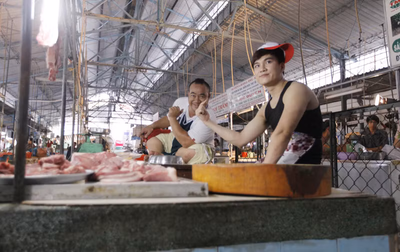 Hiếu Hiền đóng cặp cùng Lâm Chấn Huy trong ca khúc “Thà rằng anh không nhìn thấy”. Trong nghề, Hiếu Hiền là người anh mà Lâm Chấn Huy luôn tôn trọng và yêu quý, chính vì vậy, khi Lâm Chấn Huy mời đóng clip, Hiếu Hiền đã vui vẻ nhận lời ngay.