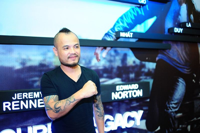 Anh khoe cánh tay săm trổ...rất phong cách rock