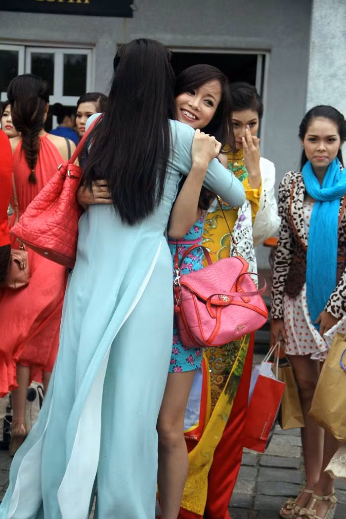 Các người đẹp xích lại gần nhau hơn bằng những cái ôm thật chặt.