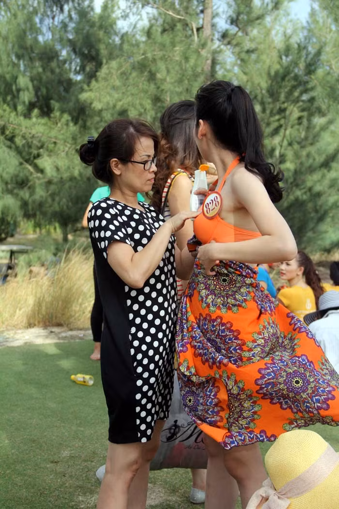 Mẹ thí sinh Dương Tú Anh tỉ mỉ chăm sóc con gái. Mẹ thí sinh Dương Tú Anh tỉ mỉ chăm sóc con gái.