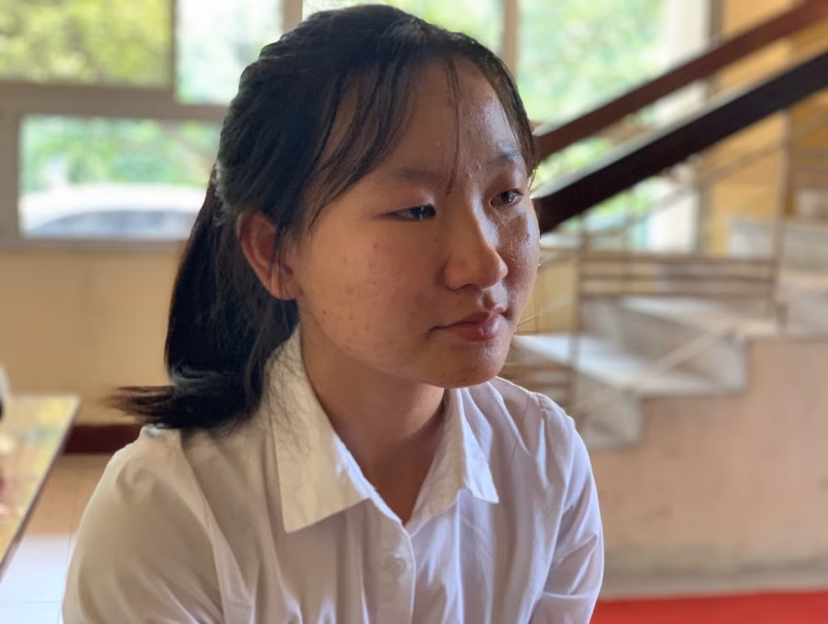 Vừa tâm sự, hai hàng nước mắt của Huệ lại chảy dài khi nhớ lại quãng thời gian đau đớn của gia đình mình khi mẹ đột ngột qua đời (Ảnh: Thùy Linh)