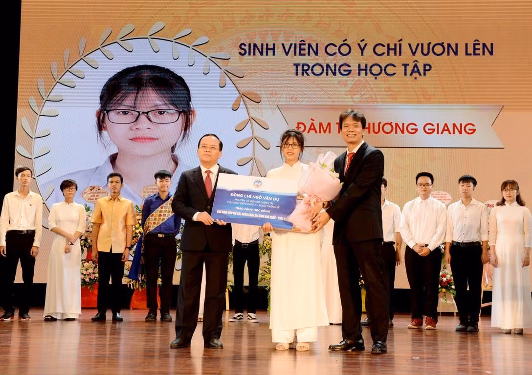 Phó giáo sư Phạm Hồng Chương – Hiệu trưởng nhà trường và ông Ngô Văn Dụ - nguyên Ủy viên Bộ Chính trị, nguyên Bí thư Trung ương Đảng, nguyên Chủ nhiệm Ủy ban kiểm tra Trung ương trao học bổng cho tân sinh viên Đàm Thị Hương Giang có hoàn cảnh khó khăn với học bổng trị giá 80 triệu đồng.(Ảnh: NEU) Phó giáo sư Phạm Hồng Chương – Hiệu trưởng nhà trường và ông Ngô Văn Dụ - nguyên Ủy viên Bộ Chính trị, nguyên Bí thư Trung ương Đảng, nguyên Chủ nhiệm Ủy ban kiểm tra Trung ương trao học bổng cho tân sinh viên Đàm Thị Hương Giang có hoàn cảnh khó khăn với học bổng trị giá 80 triệu đồng.(Ảnh: NEU)