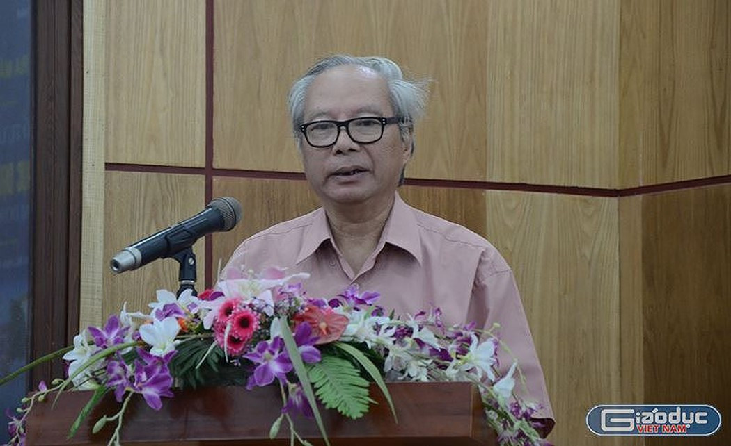 Theo Tiến sĩ Lê Viết Khuyến, chúng ta nên tuyển những sinh viên đã tốt nghiệp hoặc cả những người đang làm việc ở ngành nghề khác nhưng thực sự yêu thích nghề giáo, rồi tổ chức đào tạo về sư phạm. (Ảnh minh họa: Thùy Linh) Theo Tiến sĩ Lê Viết Khuyến, chúng ta nên tuyển những sinh viên đã tốt nghiệp hoặc cả những người đang làm việc ở ngành nghề khác nhưng thực sự yêu thích nghề giáo, rồi tổ chức đào tạo về sư phạm. (Ảnh minh họa: Thùy Linh)
