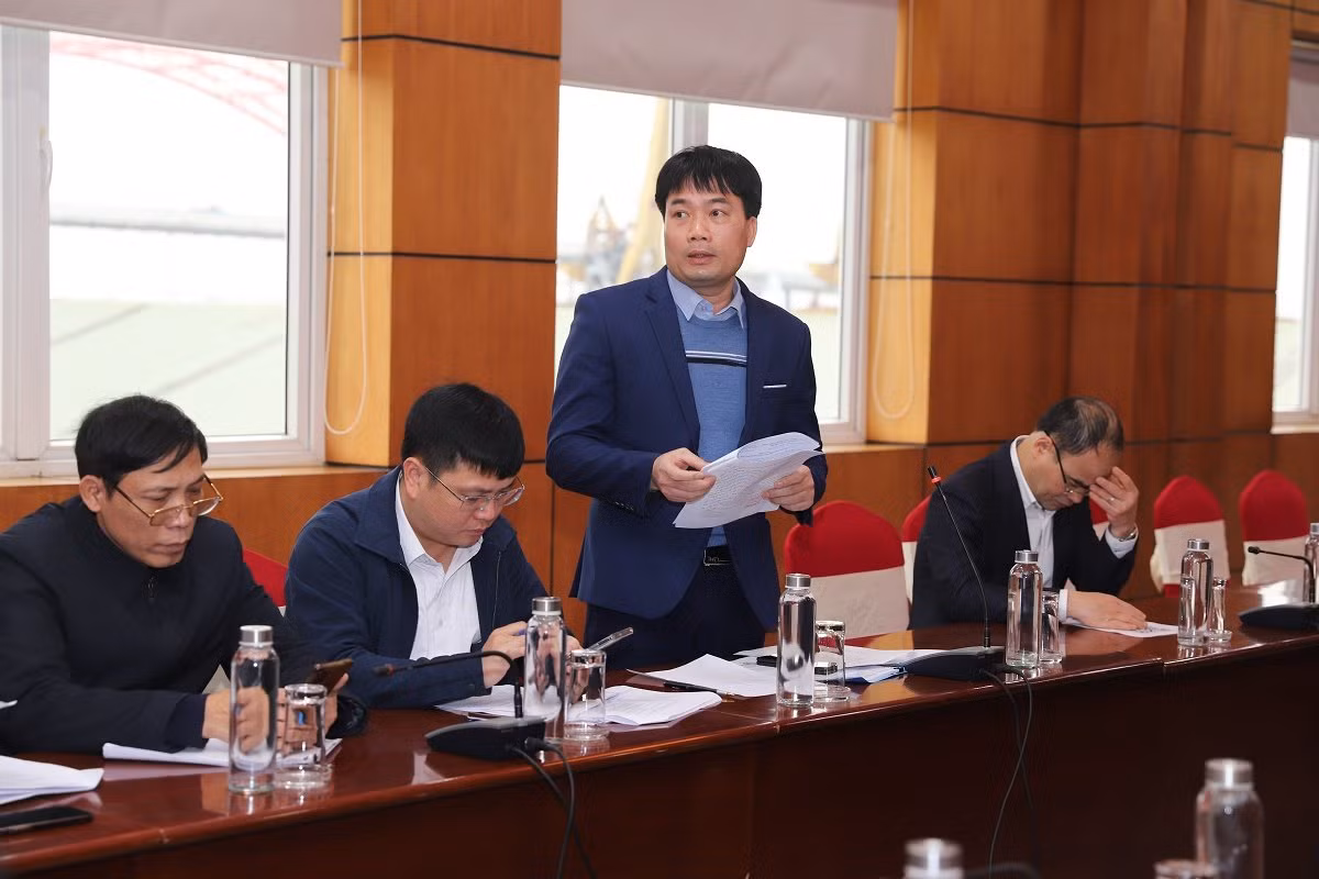 Đại diện Phòng Giáo dục và Đào tạo quận Hồng Bàng báo cáo và nêu ý kiến đề xuất khi thực hiện thí điểm xây dựng quận học tập (Ảnh: Phạm Linh)