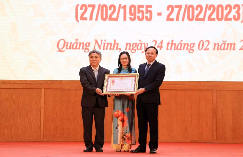 Thừa uỷ quyền của Chủ tịch nước, ông Nguyễn Xuân Ký đã trao Huân chương Lao động hạng Nhì cho Khoa Nội tiêu hoá, Bệnh viện Việt Nam - Thuỵ Điển (Ảnh: CTV) Thừa uỷ quyền của Chủ tịch nước, ông Nguyễn Xuân Ký đã trao Huân chương Lao động hạng Nhì cho Khoa Nội tiêu hoá, Bệnh viện Việt Nam - Thuỵ Điển (Ảnh: CTV)