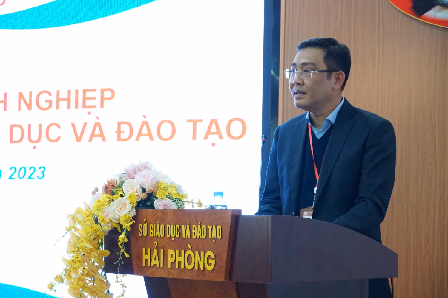 Giám đốc Sở Giáo dục và Đào tạo Bùi Văn Kiệm nhấn mạnh tầm quan trọng của việc tháo gỡ khó khăn, vướng mắc trong thủ tục hành chính cho các doanh nghiệp hoạt động trong lĩnh vực giáo dục để góp phần nâng cao chất lượng giáo dục của toàn thành phố (Ảnh: Phạm Linh)