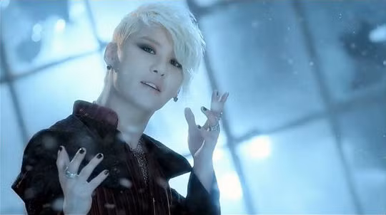 Xiah Junsu (JYJ) đầy ma lực với tóc bạch kim trong “Tarantellagra”. Xiah Junsu (JYJ) đầy ma lực với tóc bạch kim trong “Tarantellagra”.