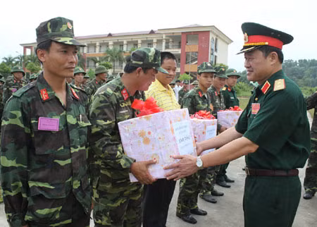 trung tướng Bế Xuân Trường- Ủy viên Trung ương Đảng, Tư lệnh Quân khu tặng quà các đơn vị trực tiếp thực hành giải cứu con tin. trung tướng Bế Xuân Trường- Ủy viên Trung ương Đảng, Tư lệnh Quân khu tặng quà các đơn vị trực tiếp thực hành giải cứu con tin.