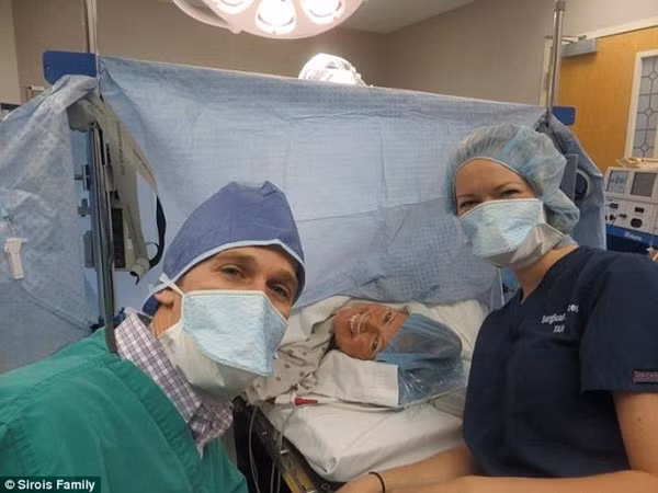 Đến mùa hè năm ngoái, trứng và tinh trùng của vợ chồng Angel và Brian đã được cấy vào tử cung cô Linda. Cô Linda nói: "Thời gian đó đơn giản hơn tôi tưởng tượng, tôi không hề bị ốm nghén hay biến chứng nào. Tôi đã nhận được nhiều lời chúc tốt đẹp và động viên từ mọi người. Đây là một trải nghiệm tuyệt vời". Đến mùa hè năm ngoái, trứng và tinh trùng của vợ chồng Angel và Brian đã được cấy vào tử cung cô Linda. Cô Linda nói: "Thời gian đó đơn giản hơn tôi tưởng tượng, tôi không hề bị ốm nghén hay biến chứng nào. Tôi đã nhận được nhiều lời chúc tốt đẹp và động viên từ mọi người. Đây là một trải nghiệm tuyệt vời".