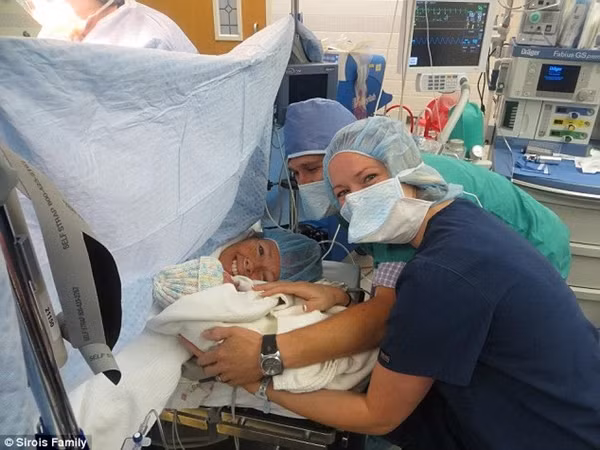 Tuy nhiên, một trở ngại lớn đó là việc cô Linda đã gần 50 tuổi, nếu mang thai sẽ dễ xảy ra biến chứng. Do đó trung tâm khoa học Reprodcutive ở Lexington, Massachusetts buộc cô phải tuân thủ những điều kiện nghiêm ngặt mới có thể sinh con hộ Angel. Tuy nhiên, một trở ngại lớn đó là việc cô Linda đã gần 50 tuổi, nếu mang thai sẽ dễ xảy ra biến chứng. Do đó trung tâm khoa học Reprodcutive ở Lexington, Massachusetts buộc cô phải tuân thủ những điều kiện nghiêm ngặt mới có thể sinh con hộ Angel.